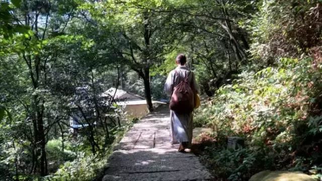 脚背上长痣代表什么意思？脚背长痣有什么说法？