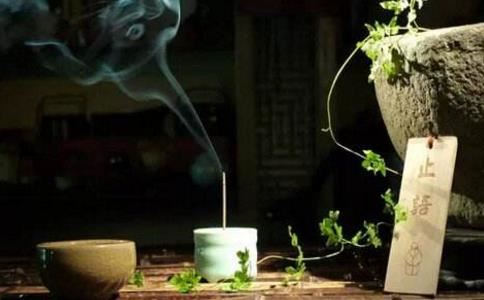 印堂偏左有痣好不好， 事业腾飞为人果敢聪慧？